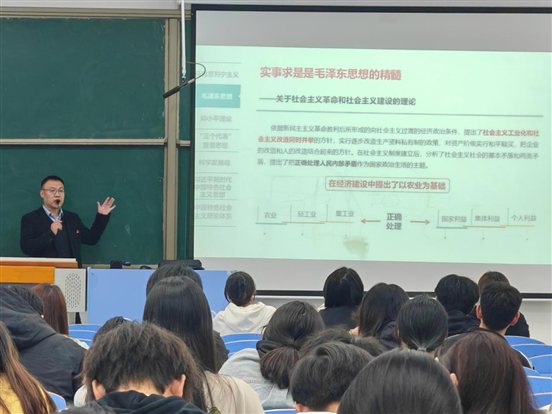 马克思主义学院教师为学校入党积极分子上党课